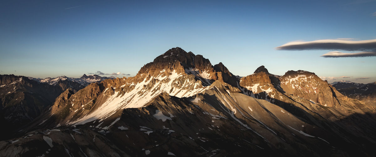 Au col du Galibier un soir d'été. J'aime bien comment les nuages découpent la montagne.