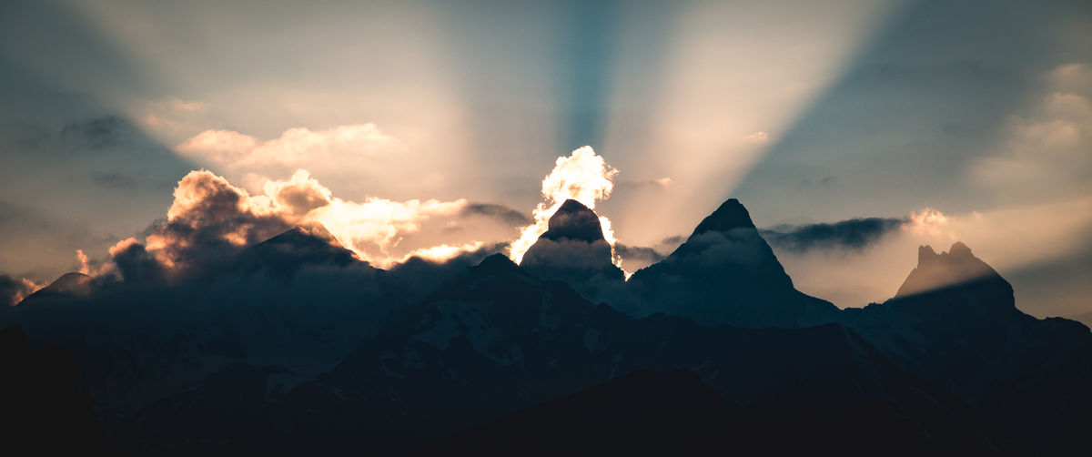Les aiguilles d'Arves. Il ne manque plus que les petites voix d'anges en fond sonore.