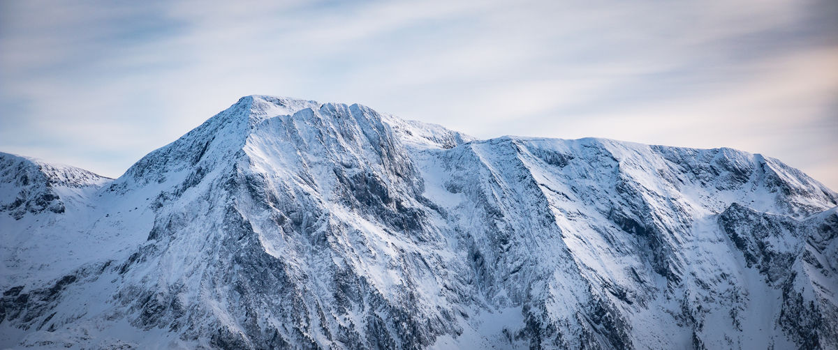 J'adore les textures sur cette photo. La lumière est douce, mais la montagne « brisée ».